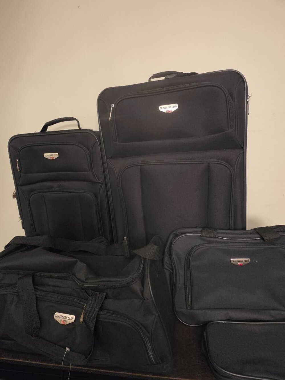 The 5 Piece Travelers Club EVA12905 Luggage Set - Brand New